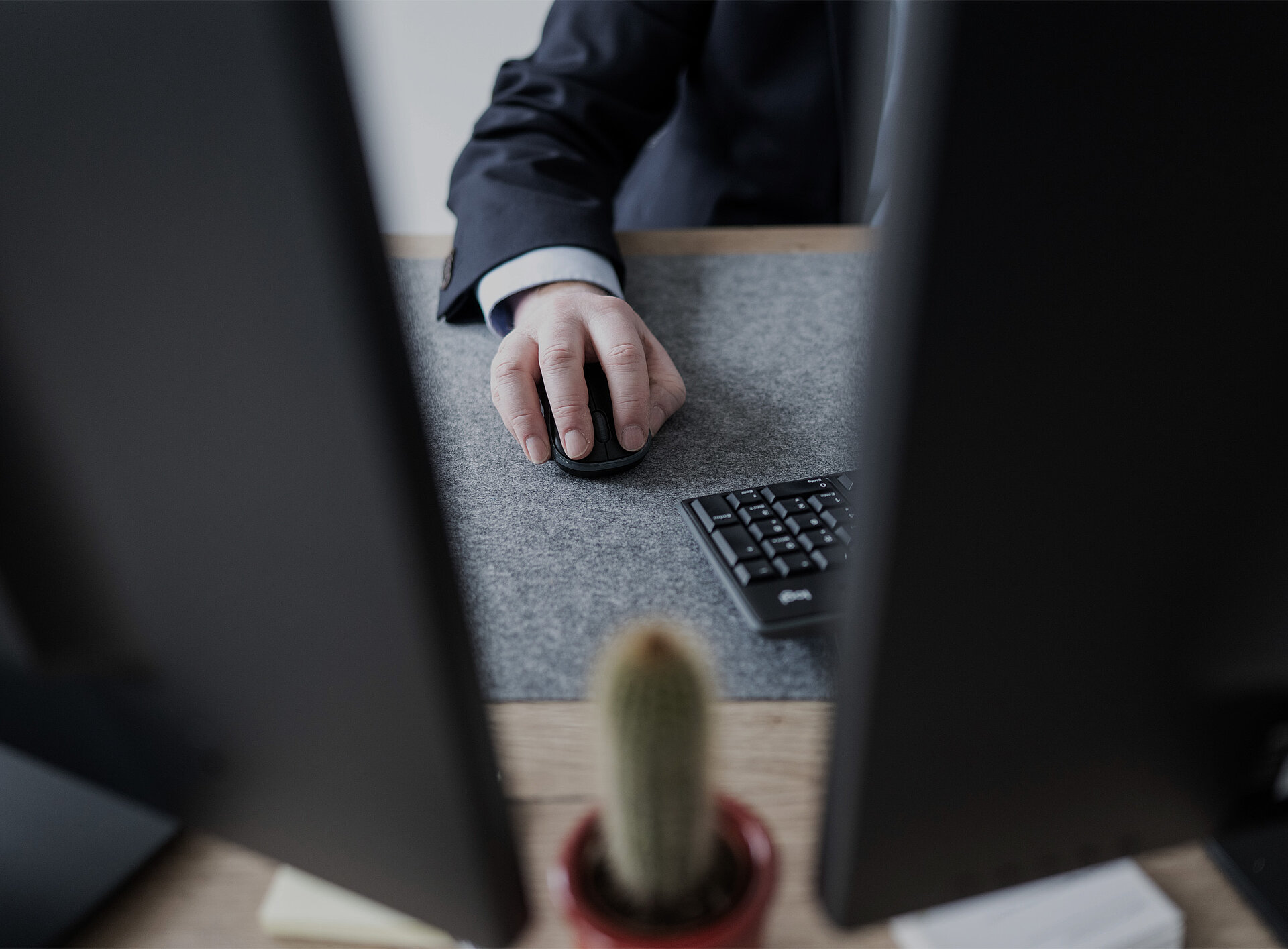 Nahaufnahme einer Hand mit einer Computer Maus