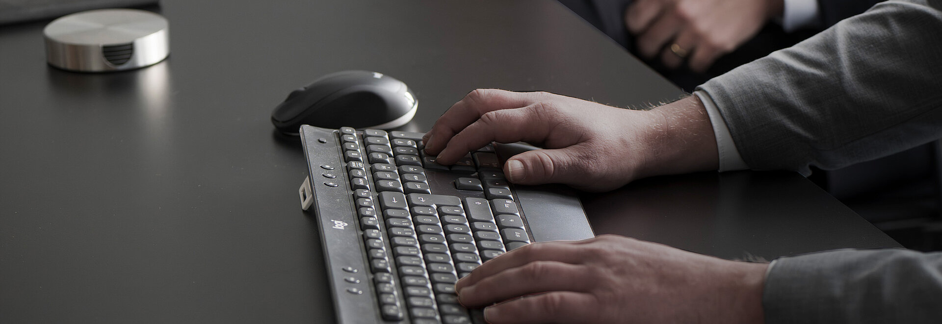 Nahaufnahme von Händen auf einer Tastatur