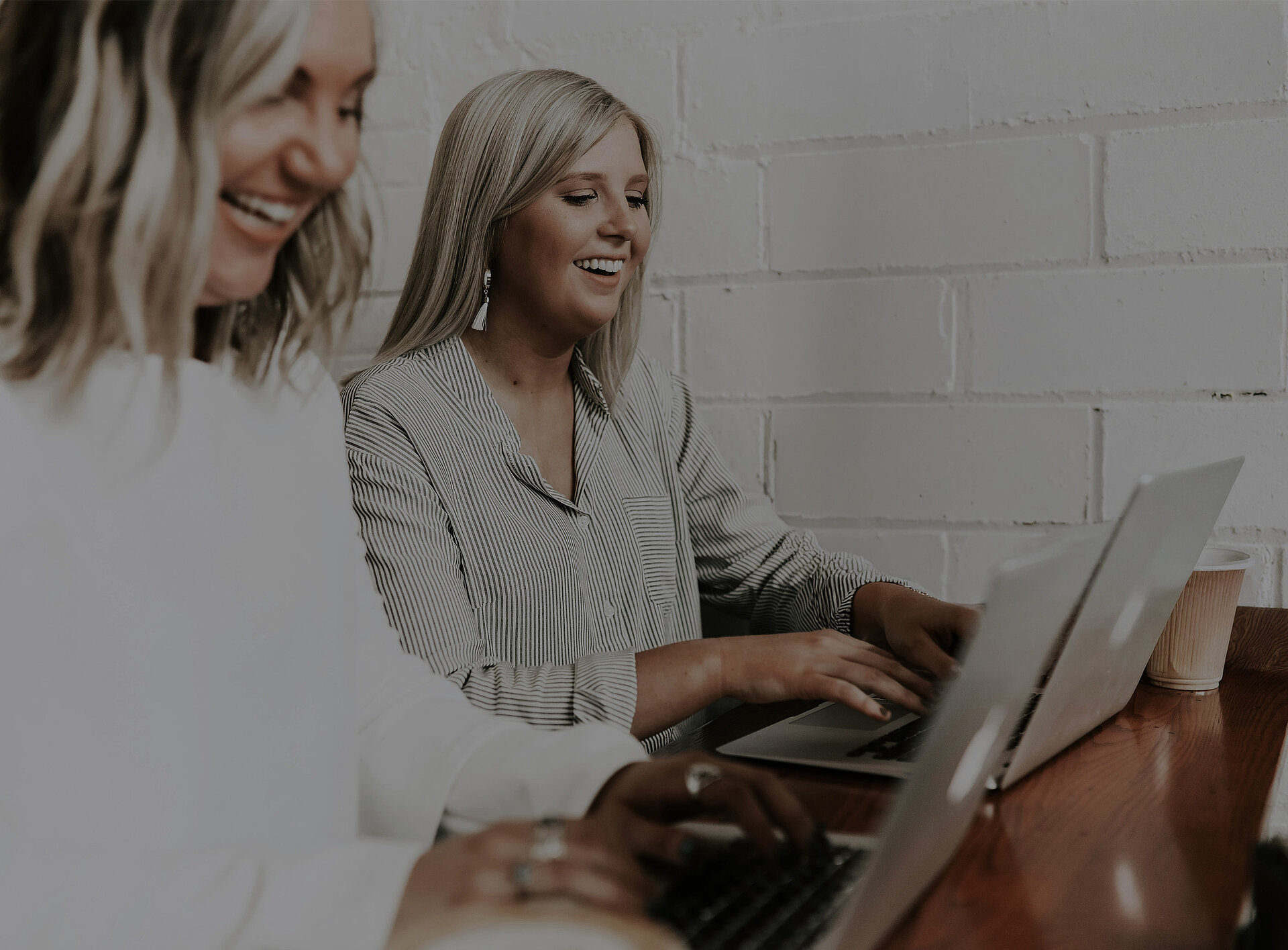 Mutter und Tochter vor einem Laptop