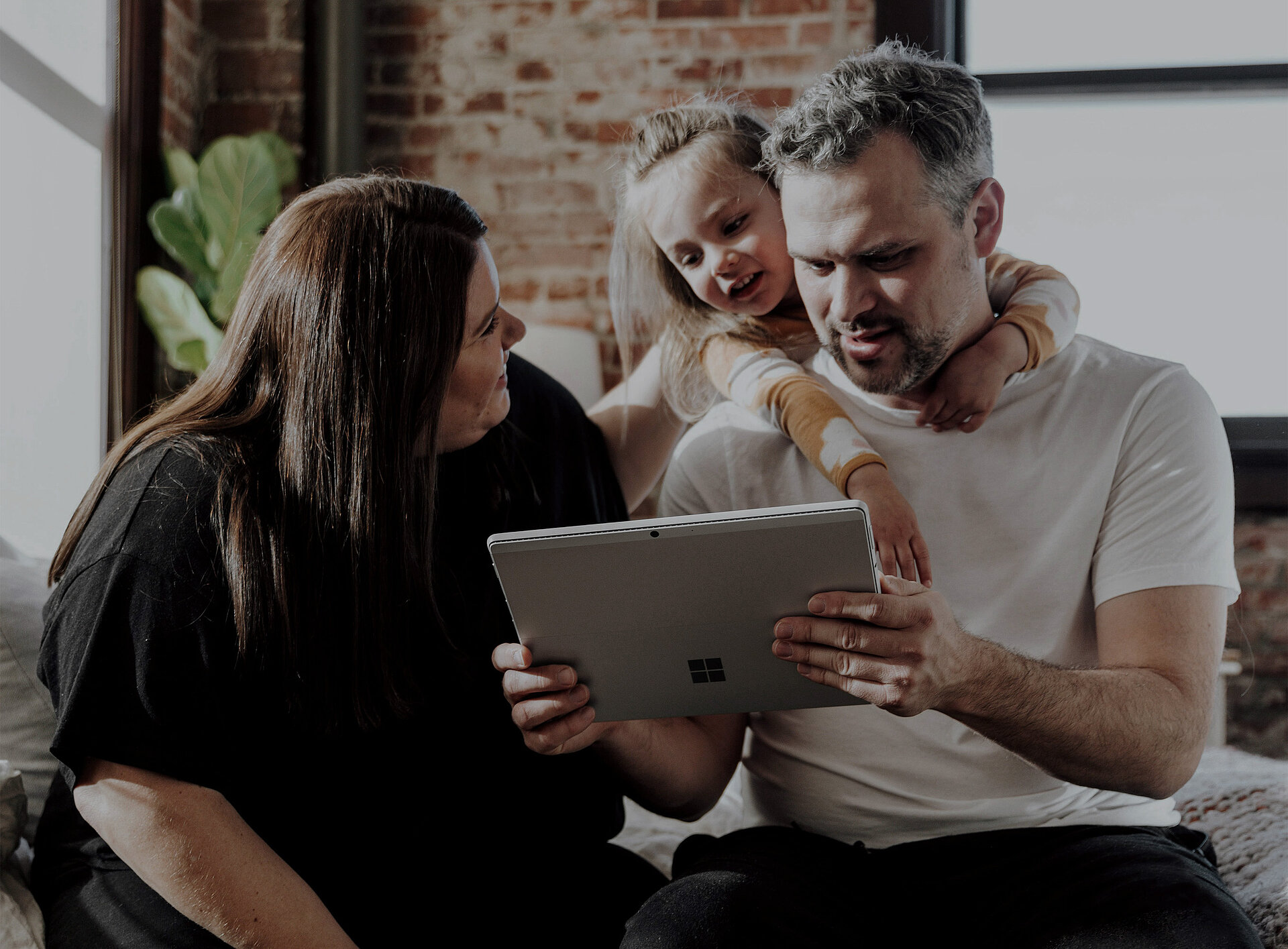 Eine junge Familie glücklich vor einem Laptop