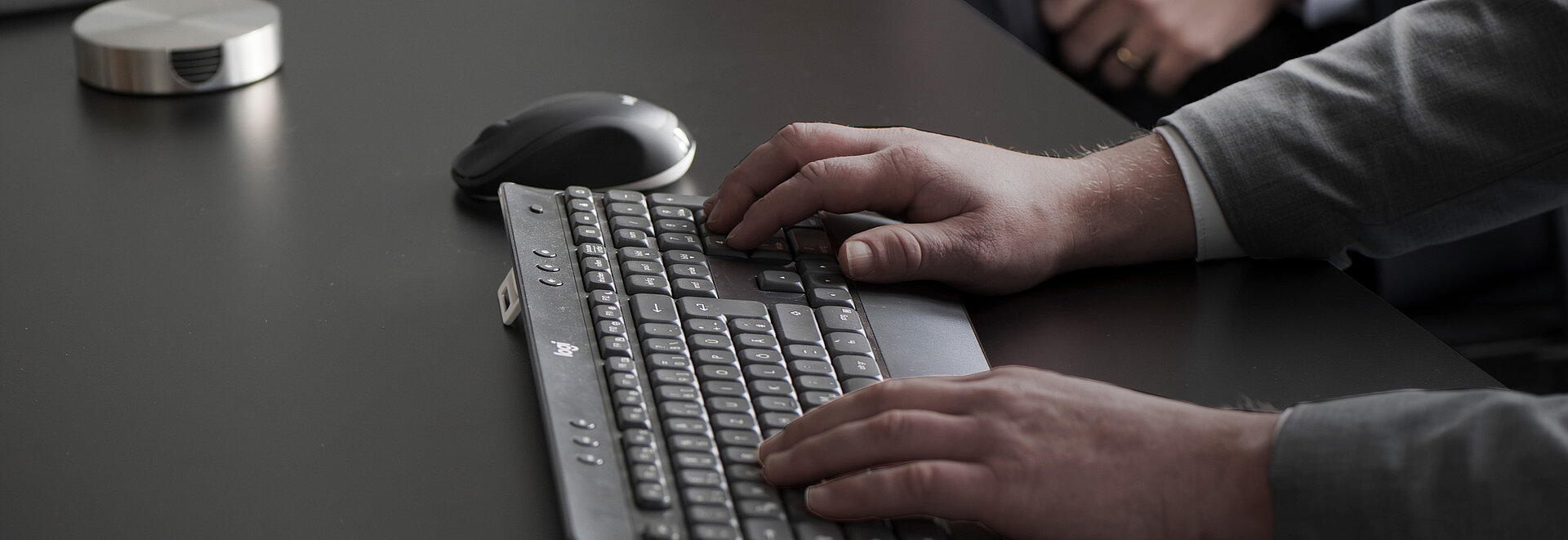 Nahaufnahme von Händen auf einer Tastatur