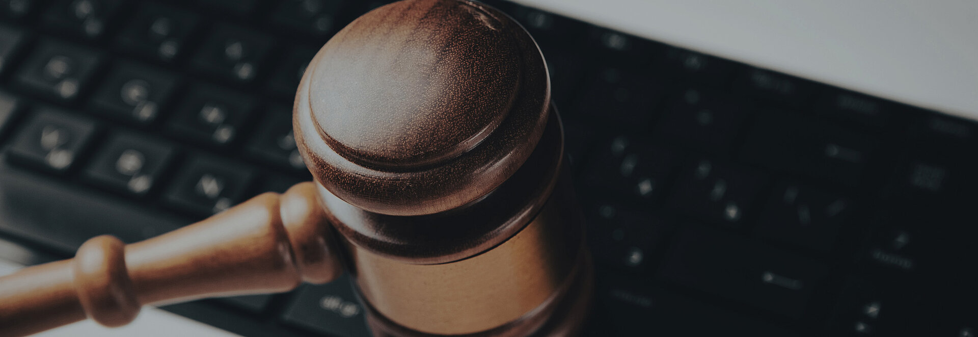 Richterhammer auf einer Tastatur
