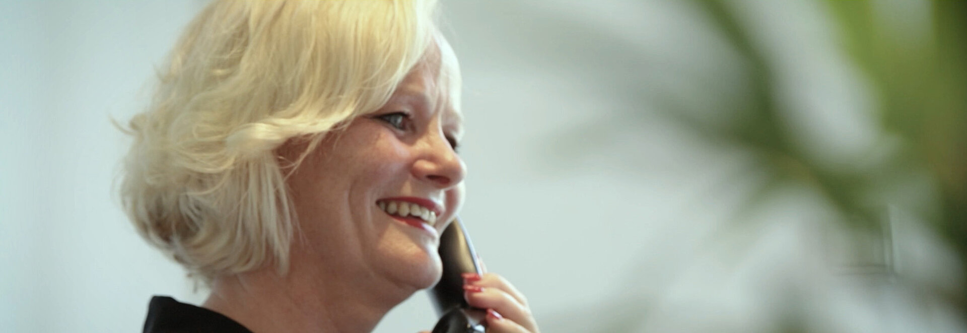 Eine Frau telefoniert