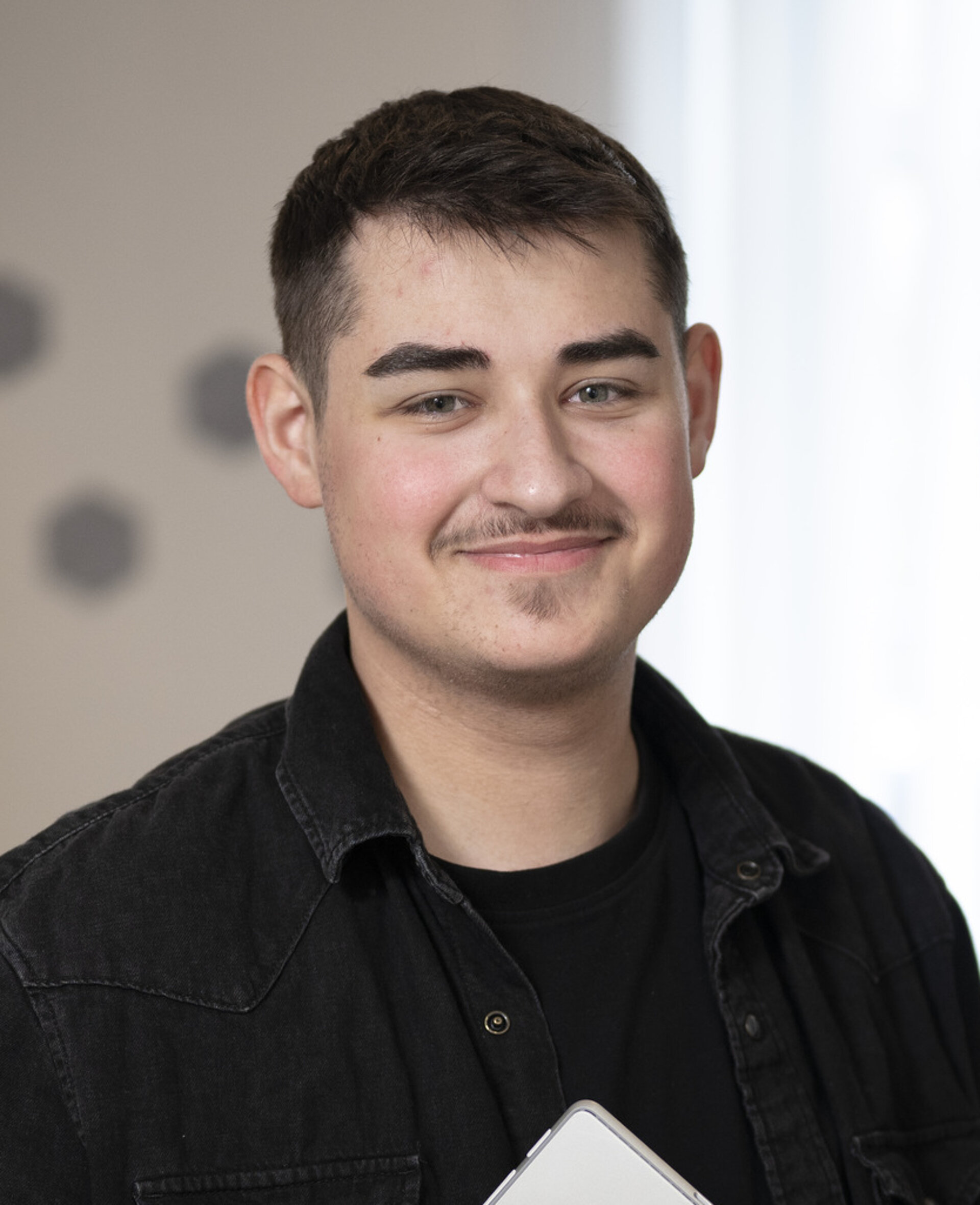 Portraitfoto Dennis Geibel