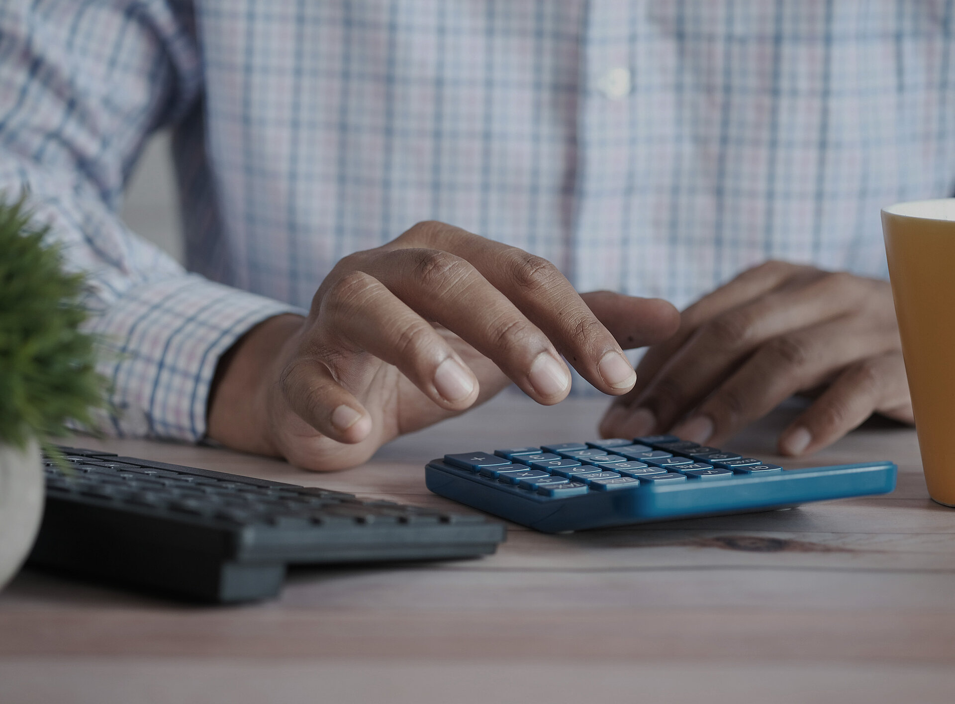 Jemand tippt etwas in einen Taschenrechner ein