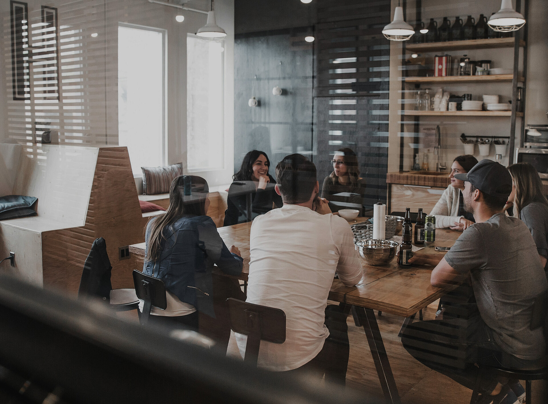 Mehrere Personen unterhalten sich am Tisch